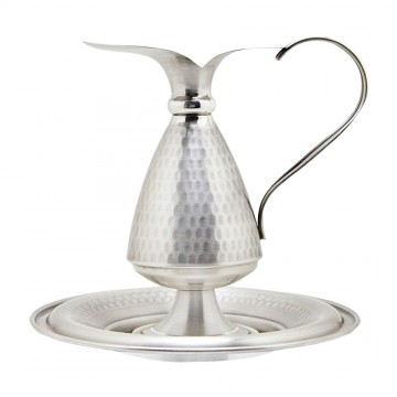 Brocca e piatti in ottone