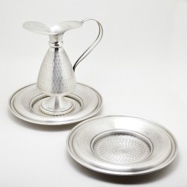 Brocca e piatti in ottone