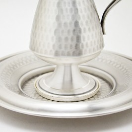 Brocca e piatti in ottone