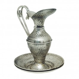 Brocca e piatti in ottone